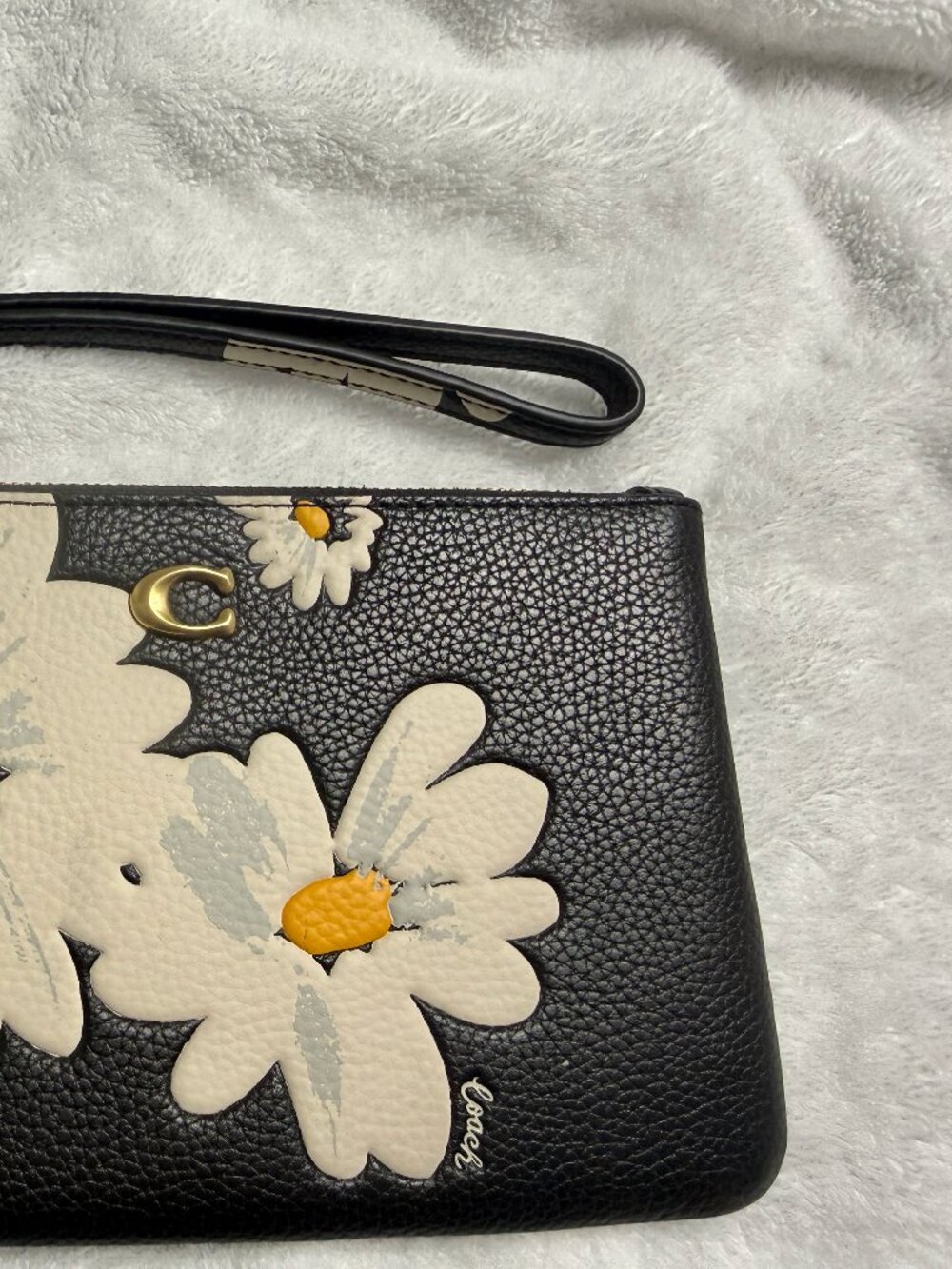 Like new Coach Essential Small Wristlet.  Fast shipper. - Picture 2 of 3